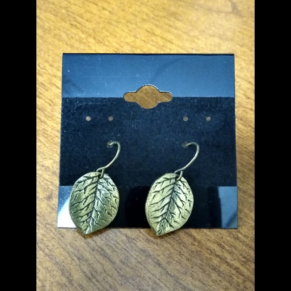 🌻 5 for $20 Leaf earrings